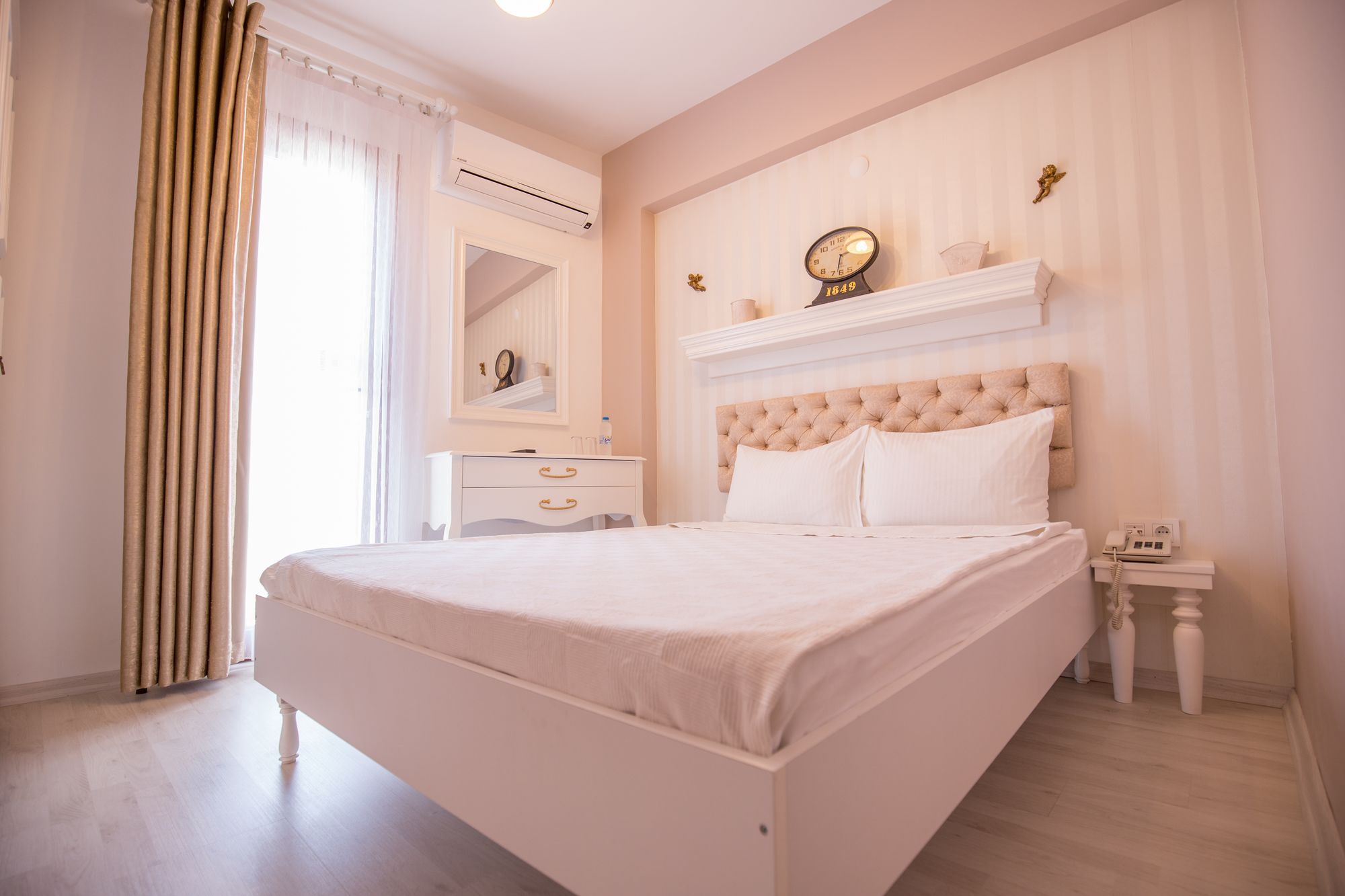 Menendi Otel Foça Luaran gambar